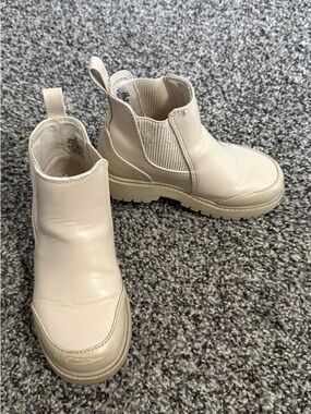 Old Navy Cream Chelsea Lug Booties with Pull Tabs